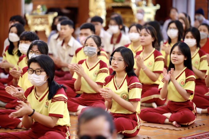 Giáo viên và học sinh sinh hoạt Phật Pháp với người khiếm thị 